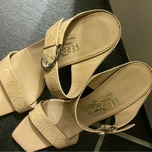 Like new original only been worn twice. Natural color buckle silver color